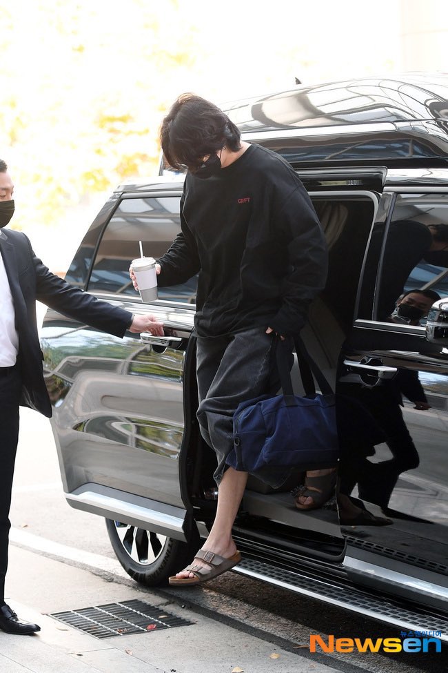 goldenstage_jk's tweet photo. 221024 Airport Media Pics | Jungkook 📸 (4) 

#정국 #JUNGKOOK #JK @BTS_twt https://t.co/etC8Rebgif