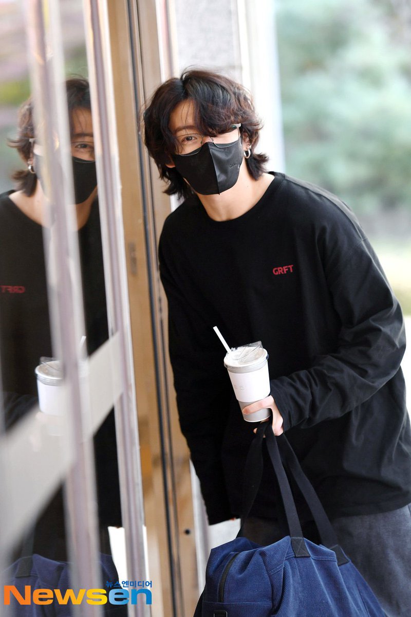 goldenstage_jk's tweet photo. 221024 Airport Media Pics | Jungkook 📸 (4) 

#정국 #JUNGKOOK #JK @BTS_twt https://t.co/etC8Rebgif