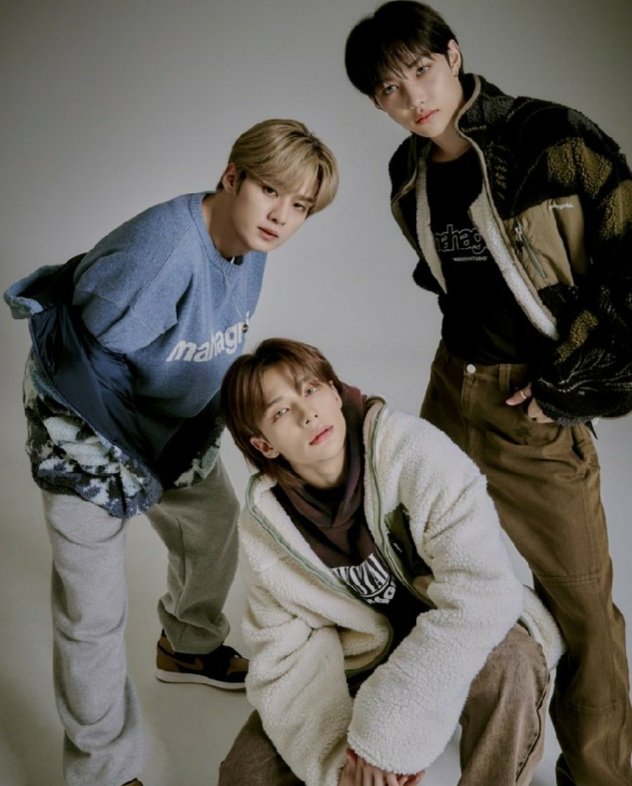 skzkidstray's tweet photo. Hyunjin, Minho ve Felix'in mahagrid için verdikleri pozun ihtişamı https://t.co/ZGxwLBFUrR