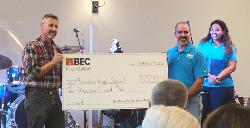 BanderaISD's tweet photo. The BEC Foundation donates $10,000 to assist in the tiny home project for the BHS CTE department!
#grateful #wow #weloveourcommunity #smalltownsupport https://t.co/vCEXrfFSwg