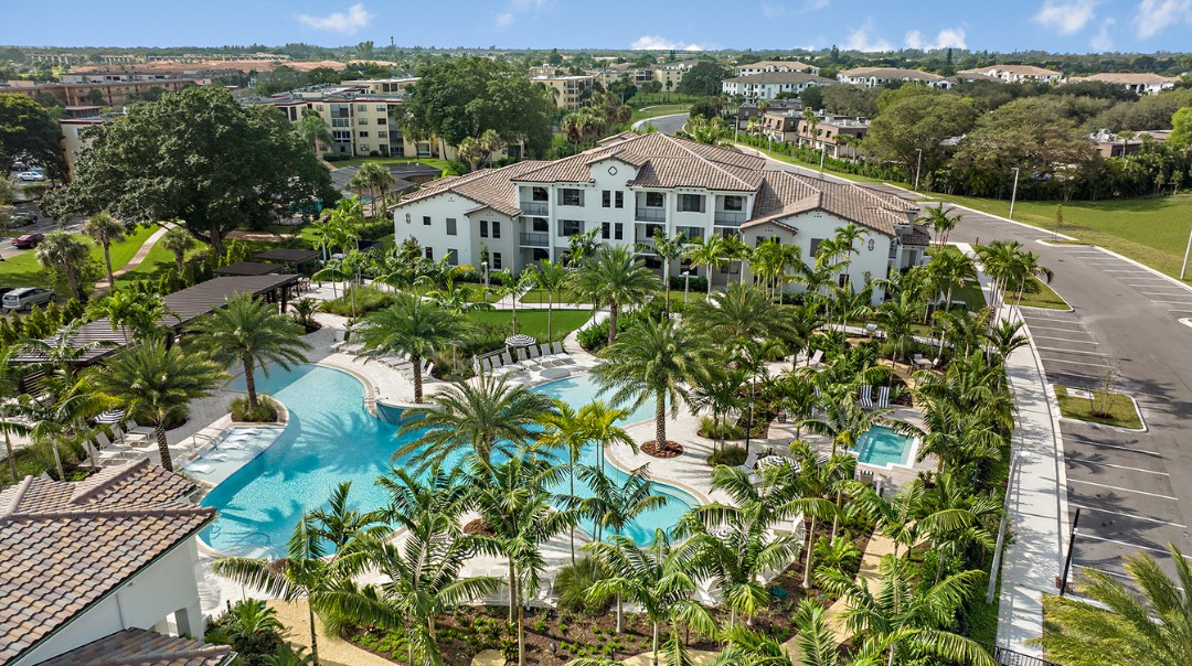 LiveAtSignature's tweet photo. The finer things in life come closer to home Boca Vue. A 6,363 sq. ft. clubhouse, stunning zero-entry pool &amp; private fitness center are just a few features residents love here. 

See more of life at this community by visiting https://t.co/0hpmdENpy2 https://t.co/2ay79tfKcA