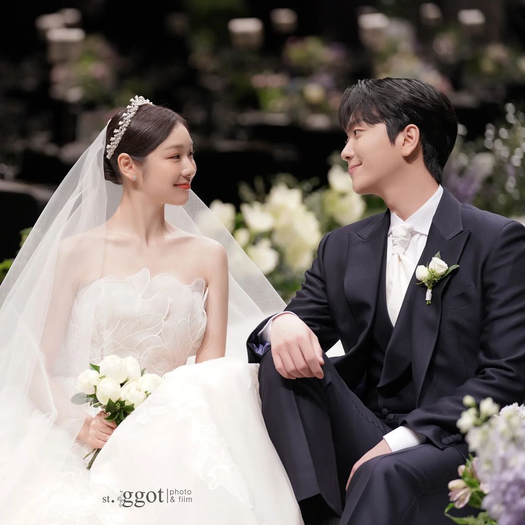 Olympics's tweet photo. Congratulations Yuna Kim! ❤️💍

The Olympic #figureskating champion officially tied the knot with #Forestella’s singer Ko Woo Rim in a small ceremony surrounded by friends and family.

Find out more about the special day here: https://t.co/BCiPg2ssO0

#YunaKim | #KoWoorim https://t.co/sANvMcbok6