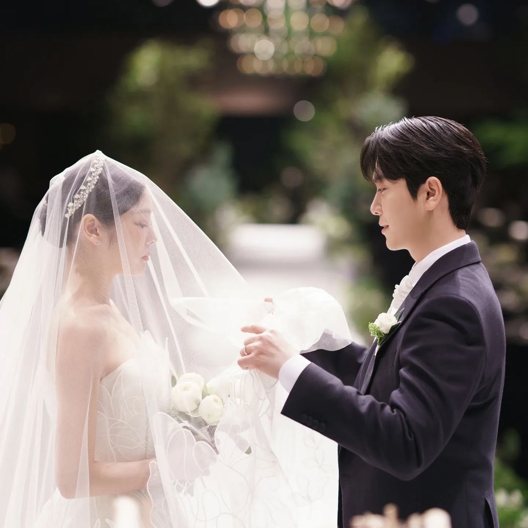 Olympics's tweet photo. Congratulations Yuna Kim! ❤️💍

The Olympic #figureskating champion officially tied the knot with #Forestella’s singer Ko Woo Rim in a small ceremony surrounded by friends and family.

Find out more about the special day here: https://t.co/BCiPg2ssO0

#YunaKim | #KoWoorim https://t.co/sANvMcbok6
