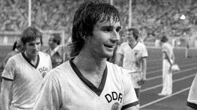 voltasport's tweet photo. 🇩🇪 Reinhard 𝗛𝗔𝗙𝗡𝗘𝗥
📍 Sonneberg 2/2/1952
🙏🏻 Dresde, 24/10/2016
🏟 Centrocampista 🌍 #DDR (58)
👕 @ROTWEISSERFURT @DynamoDresden
Destacado talento de la RDA, con la que consiguió el oro en los JJOO 1976. Segundo jugador con más partidos en el Dynamo Dresden, 366. #DDR https://t.co/dkaN4grg1w