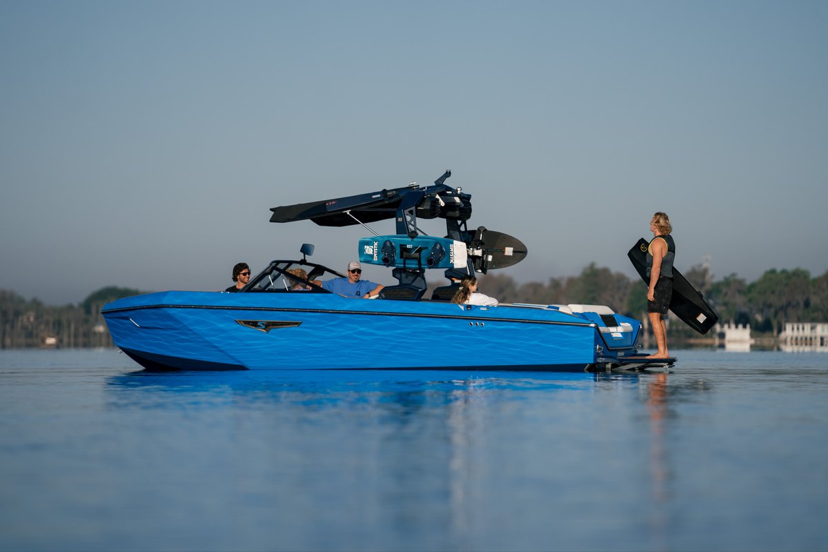 NautiqueBoats's tweet photo. Delivering unrelenting performance unlike anything in its class, the Super Air Nautique S23 is an ultra-modern wake boat with the refined look of a traditional bow Nautique: https://t.co/42r82RrmPy https://t.co/S3UvYhxYvg