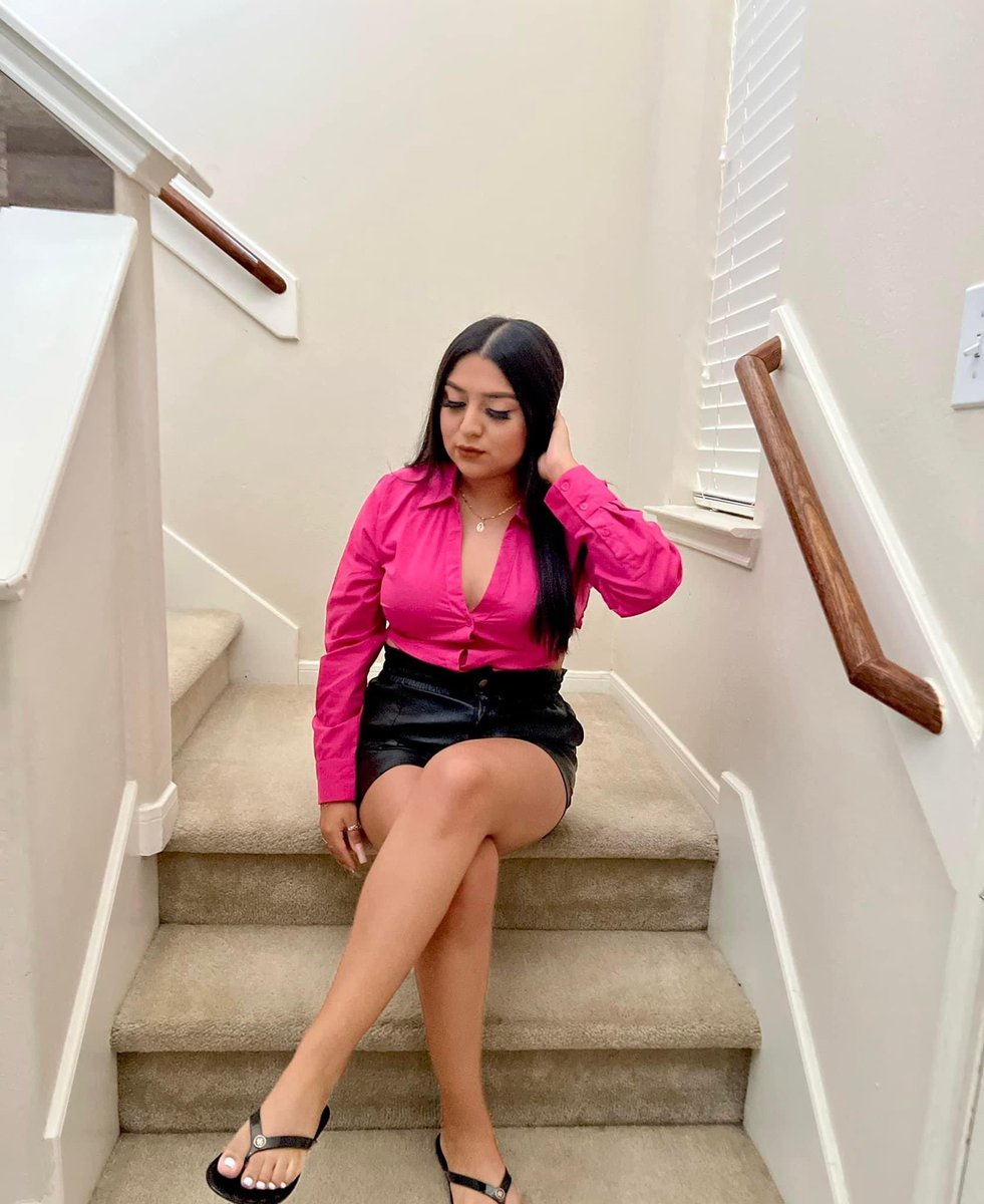 MichelleKHOU's tweet photo. UPDATE: @Pct4Constable says driver is a 17yo man — he’s being booked into Harris Co jail — charged w/ failing to stop &amp; render aid. The 18yo victim, who family members have identified as Julyssa Roaro, a senior at Davis High School deputies say was struck in a school zone. @KHOU https://t.co/IdrS9jlKWX