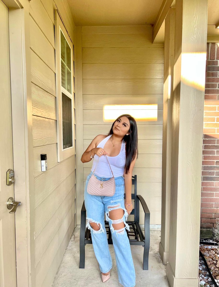 MichelleKHOU's tweet photo. UPDATE: @Pct4Constable says driver is a 17yo man — he’s being booked into Harris Co jail — charged w/ failing to stop &amp; render aid. The 18yo victim, who family members have identified as Julyssa Roaro, a senior at Davis High School deputies say was struck in a school zone. @KHOU https://t.co/IdrS9jlKWX