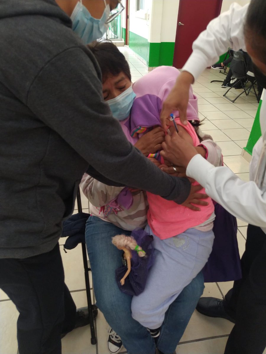 SSaludCdMx's tweet photo. 👧🏽🧒🏽Así comenzó la vacunación contra #COVID19 este lunes en los 🏥Centros de Salud de la Jurisdicción Sanitaria Iztapalapa.

💉Estamos aplicando la 1ª y 2ª dosis a menores de 5 a 11 años con el biológico Pfizer en su versión pediátrica. https://t.co/EX6JSAfcLE