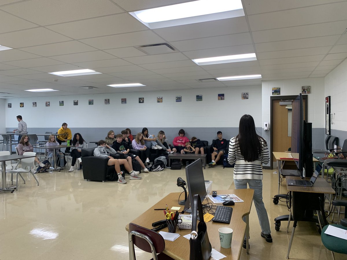 HKellyCG's tweet photo. So cool to see one of our own alumni come back to share their career experience! Thank you 2018 grad Karina Bolet for talking all things business! #clsengaged #CareerExperienceProgram https://t.co/uueWcnR7zd