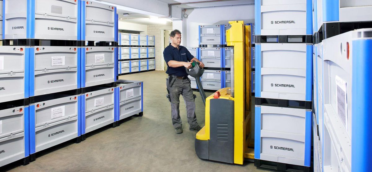 Schmersal, Anbieter für #Systemlösungen für die Automatisierung setzt Großbehälter #BITO SL 86 zum Lagern &amp; transportieren von Rohteilen ein. Durch den Einsatz der Großbehälter wurde der Materialfluss des Fertigungsbetriebs effizienter &amp; die Produktion wirtschaftlicher gestaltet.
