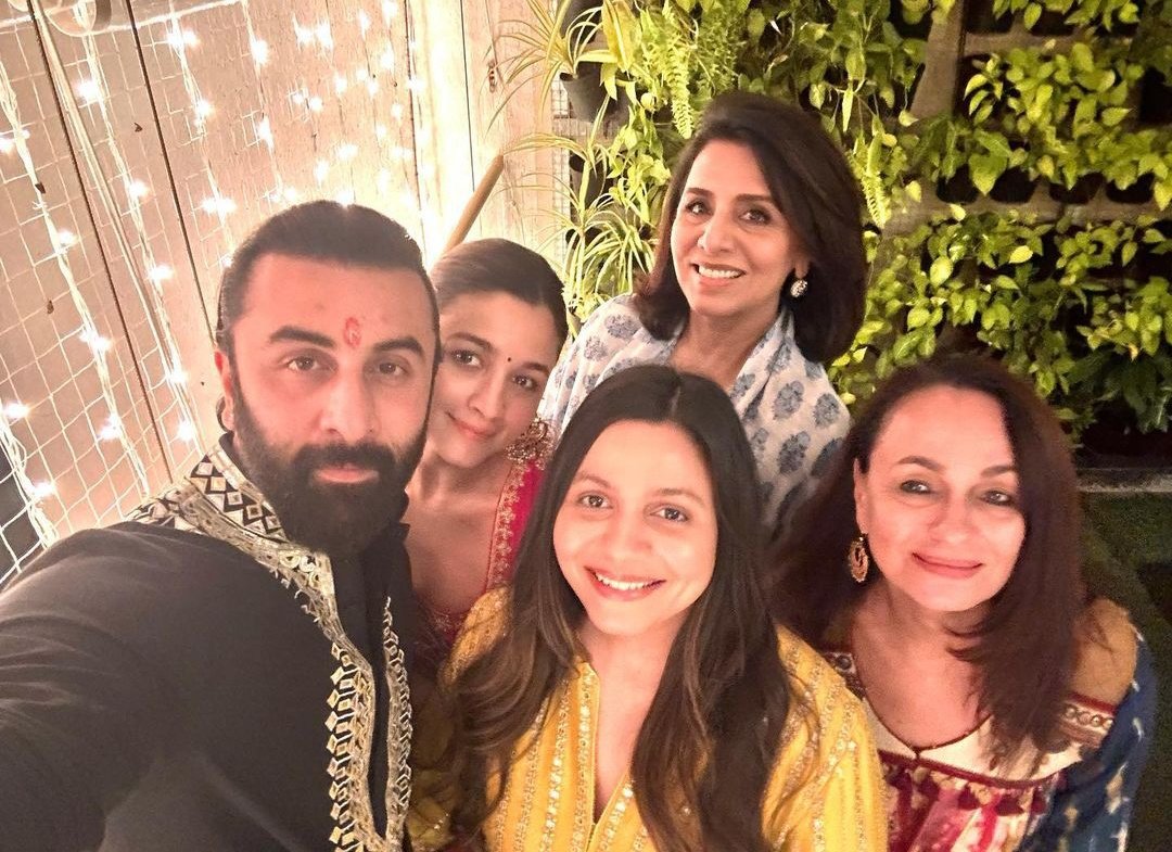 htcity's tweet photo. #NeetuKapoor, #ShaheenBhatt, #SoniRazdan celebrate #Diwali with to-be parents #RanbirKapoor and #AliaBhatt

@aliaa08 #Deepavali #Diwali2022 #DiwaliSpecial #DiwaliCelebration #DiwaliVibes #Bollywood #Kapoors #Bhatts https://t.co/gl3pw1UyoX