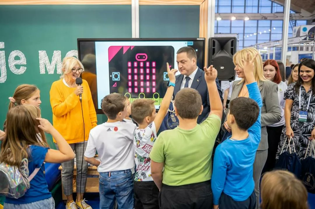 MINprosvete's tweet photo. 🧠Штанд #mpntr обиловао је активностима, позитивном енергијом и тимским радом.
💡Кроз Квиз Дигитални свет понудили смо малишанима скуп питања помоћу којих су имали прилику да креативно размишљају као и да унапреде своје вештине и квалитет васпитања и образовања
@brankoruzicsps https://t.co/wmf8R1kKUH
