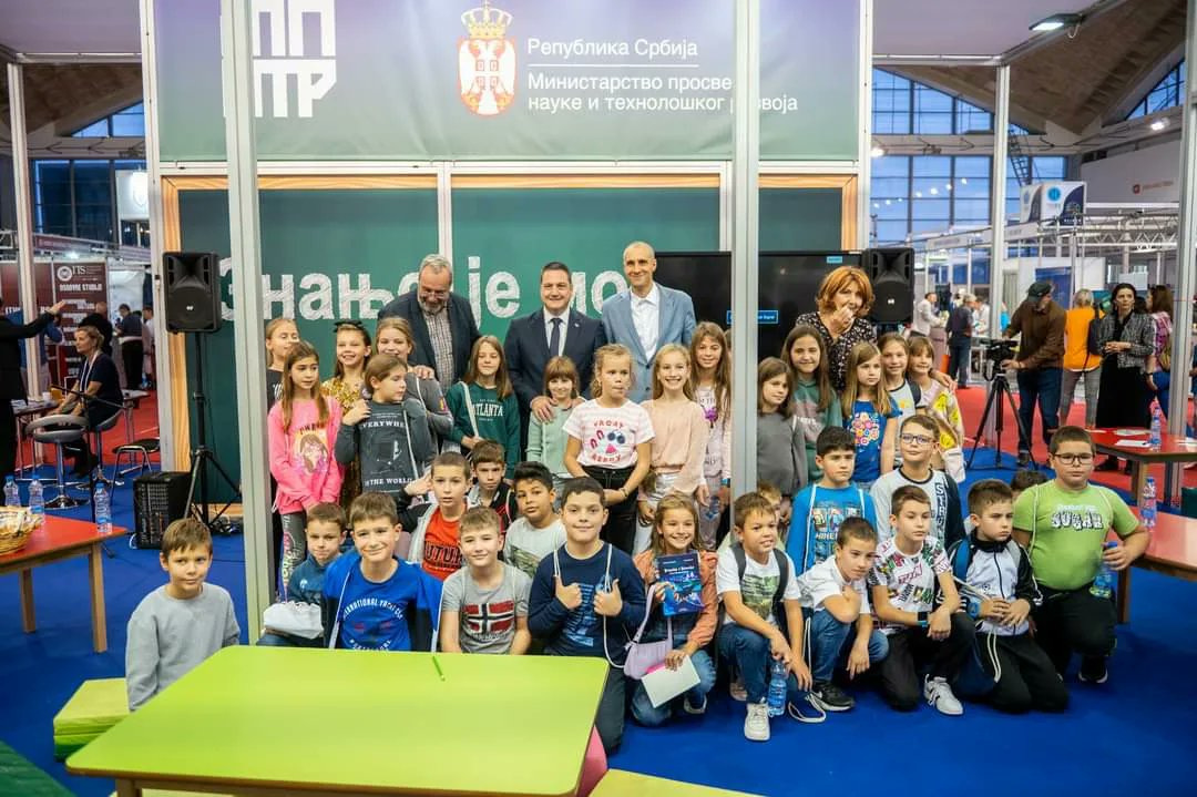 MINprosvete's tweet photo. 🧠Штанд #mpntr обиловао је активностима, позитивном енергијом и тимским радом.
💡Кроз Квиз Дигитални свет понудили смо малишанима скуп питања помоћу којих су имали прилику да креативно размишљају као и да унапреде своје вештине и квалитет васпитања и образовања
@brankoruzicsps https://t.co/wmf8R1kKUH