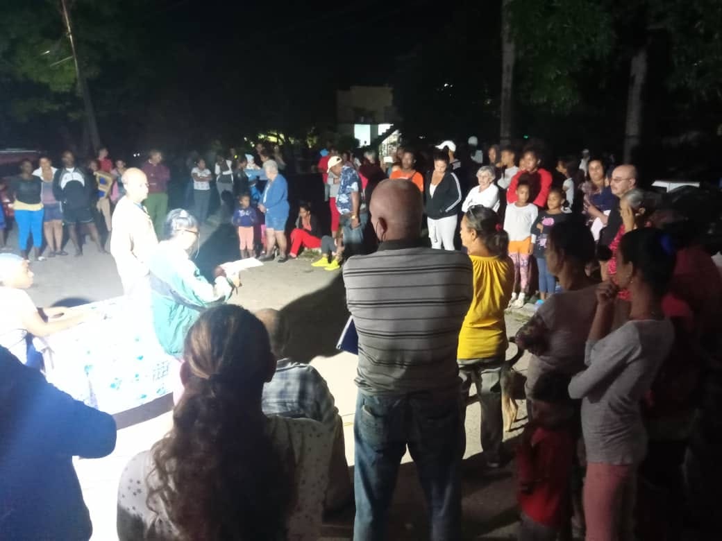 GHNordelo5's tweet photo. Continúan los cubanos demostrando su #VoluntadDeNominar en las asambleas para elegir candidatos a Delegados del #PoderPopular #Cuba #CubaNomina #CDRCuba #SoyCederista #SomosDelBarrio https://t.co/NRXIvTQc1J