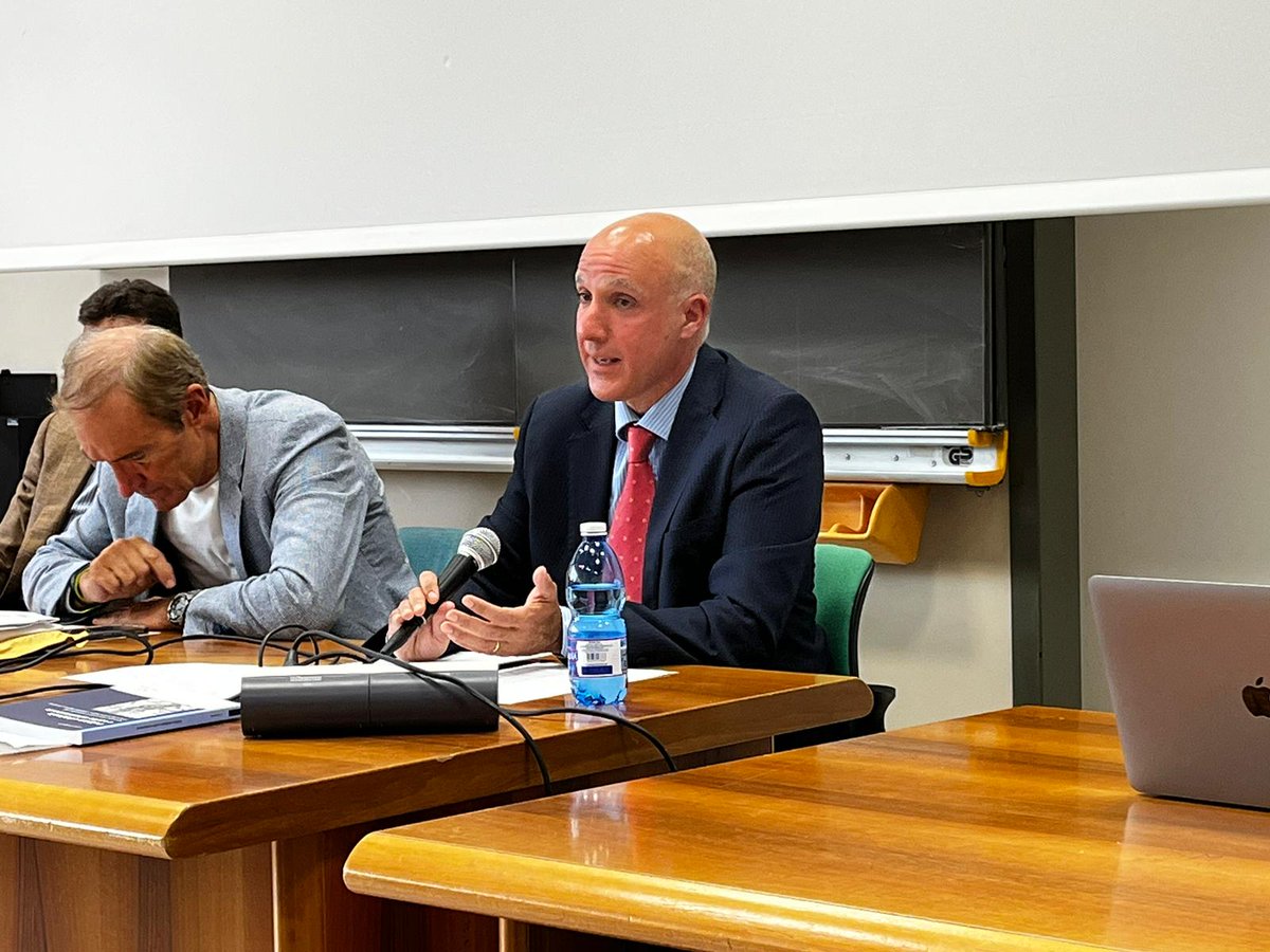 "Empresa y Derecho penal: Italia y la Argentina", Salerno (2022). La legislacion italiana no permite que el mismo abogado defienda en el mismo proceso judicial a la empresa y al directivo.