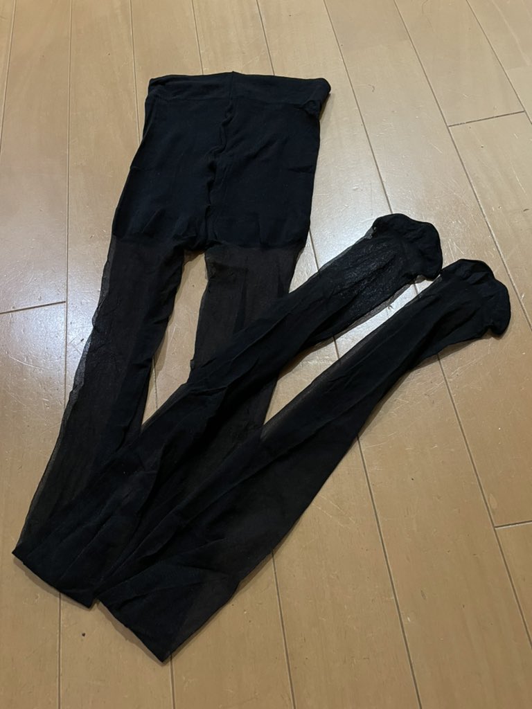 1番新しい宝物。まだ女王様の温もりを感じる。クンクンまではお許しをもらった。発射は決して許されない。女王様との約束だから…いつもありがとうございます。
＃パンストフェチ ＃匂いフェチ
＃エナメルフェチ ＃ボンテージ
＃サイハイブーツフェチ
＃脚の匂い ＃手袋フェチ