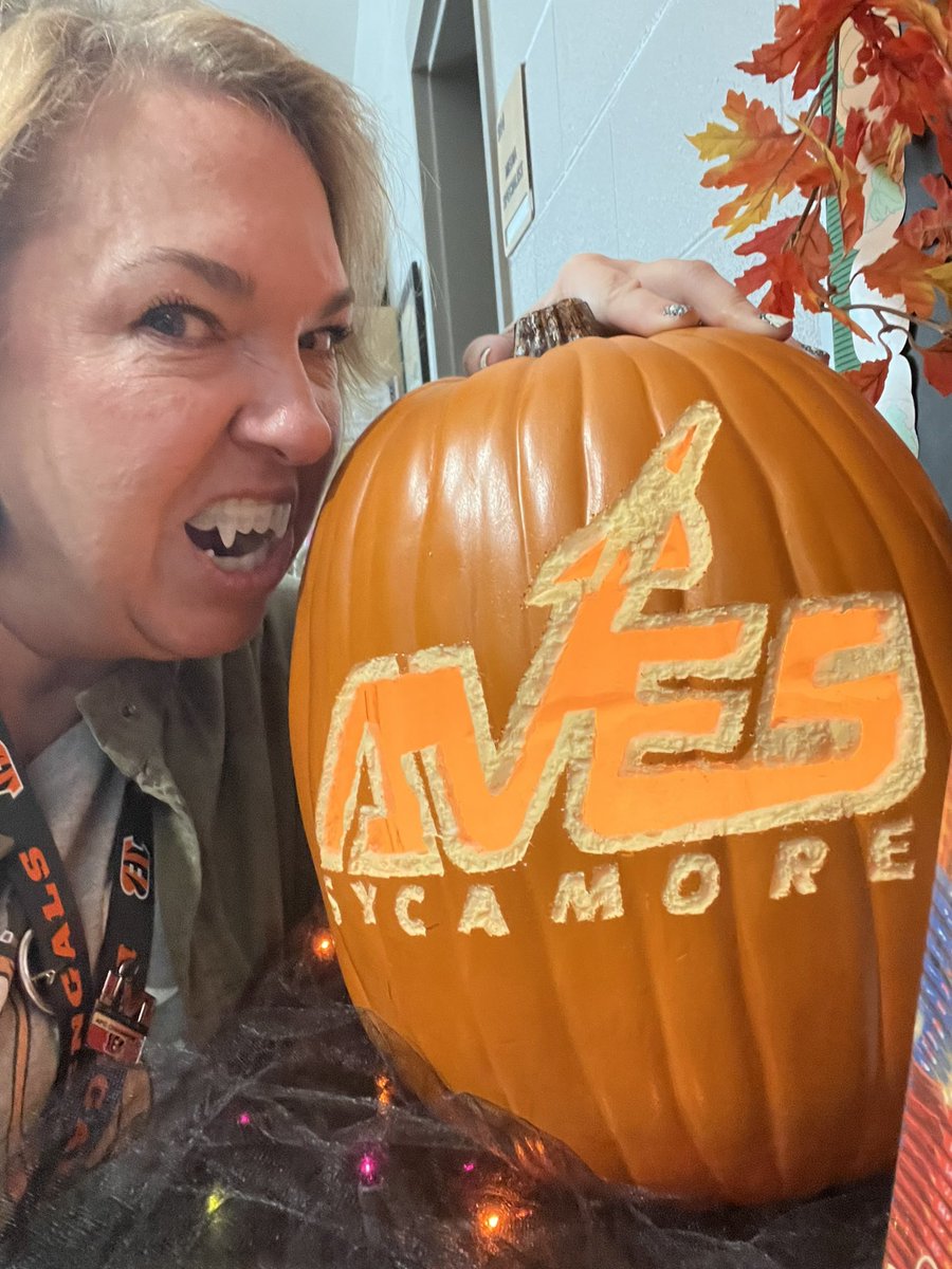 21Libnic's tweet photo. If you aren’t wearing fake vampire teeth and randomly waiting for children to walk by your book displays are you even trying to Monday? #WeAreAviators https://t.co/GZDn9kRVq8