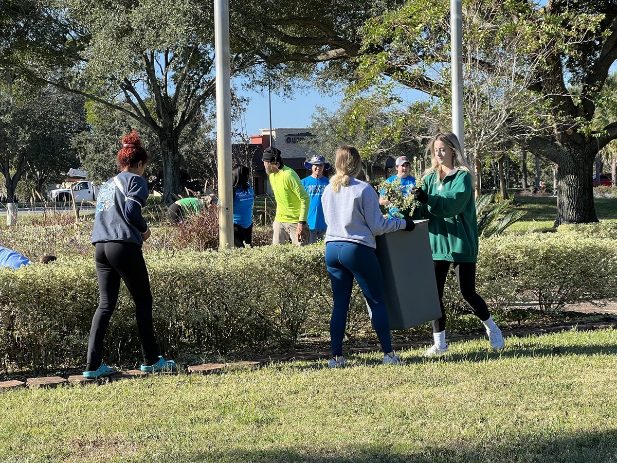 LakehawkSports's tweet photo. The Lake-Sumter Volleyball & Beach Volleyball teams spent their Friday morning off last week painting the outdoor walkways & doing campus cleanup for the LSSC Day of Service.
#LSSCserves https://t.co/sCN8hZRXJY
