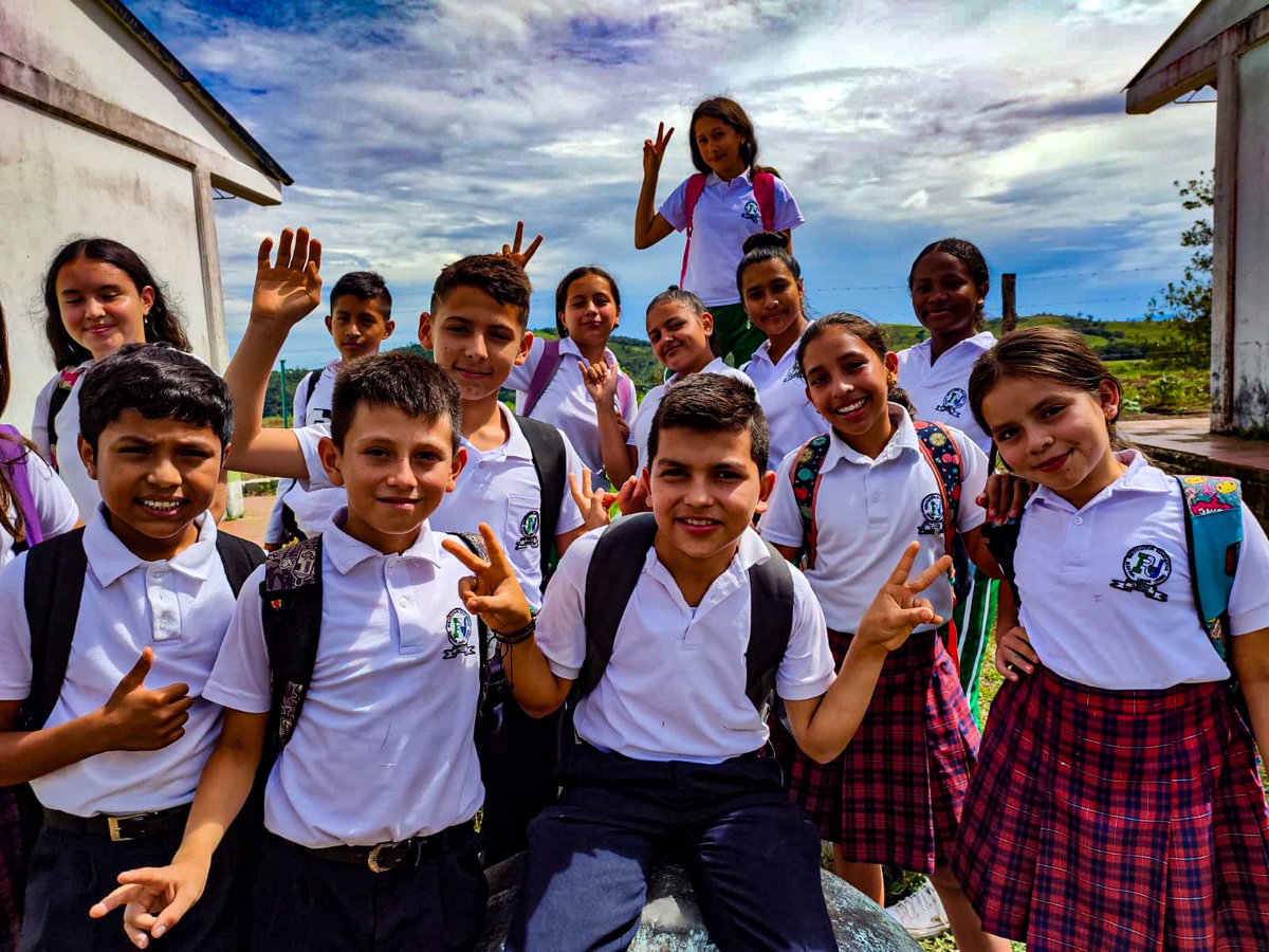 Ejercito_CAAID's tweet photo. El equipo de #FeEnColombia del Batallón de Acción Integral N.°4 y la fundación Recupera tu Silla, llegaron a Uribe, #Meta, para entregar felicidad por medio de  kits escolares y pupitres a los niños y niñas de la institución Rafael Uribe Uribe.

#GeneraciónFuturo
#PlanPerseo https://t.co/asYuS3VjOu