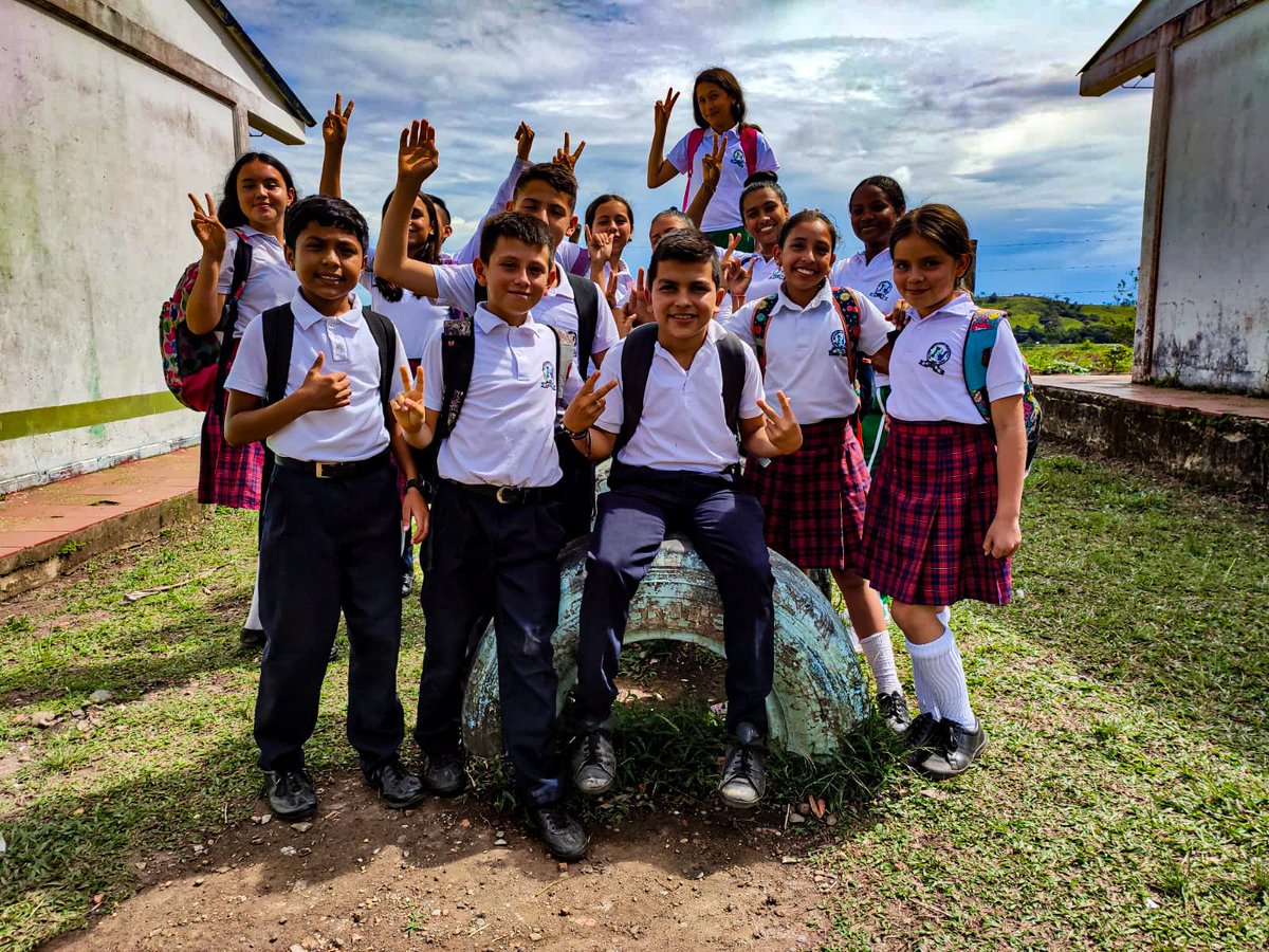 Ejercito_CAAID's tweet photo. El equipo de #FeEnColombia del Batallón de Acción Integral N.°4 y la fundación Recupera tu Silla, llegaron a Uribe, #Meta, para entregar felicidad por medio de  kits escolares y pupitres a los niños y niñas de la institución Rafael Uribe Uribe.

#GeneraciónFuturo
#PlanPerseo https://t.co/asYuS3VjOu