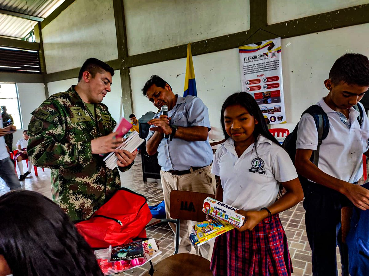 Ejercito_CAAID's tweet photo. El equipo de #FeEnColombia del Batallón de Acción Integral N.°4 y la fundación Recupera tu Silla, llegaron a Uribe, #Meta, para entregar felicidad por medio de  kits escolares y pupitres a los niños y niñas de la institución Rafael Uribe Uribe.

#GeneraciónFuturo
#PlanPerseo https://t.co/asYuS3VjOu