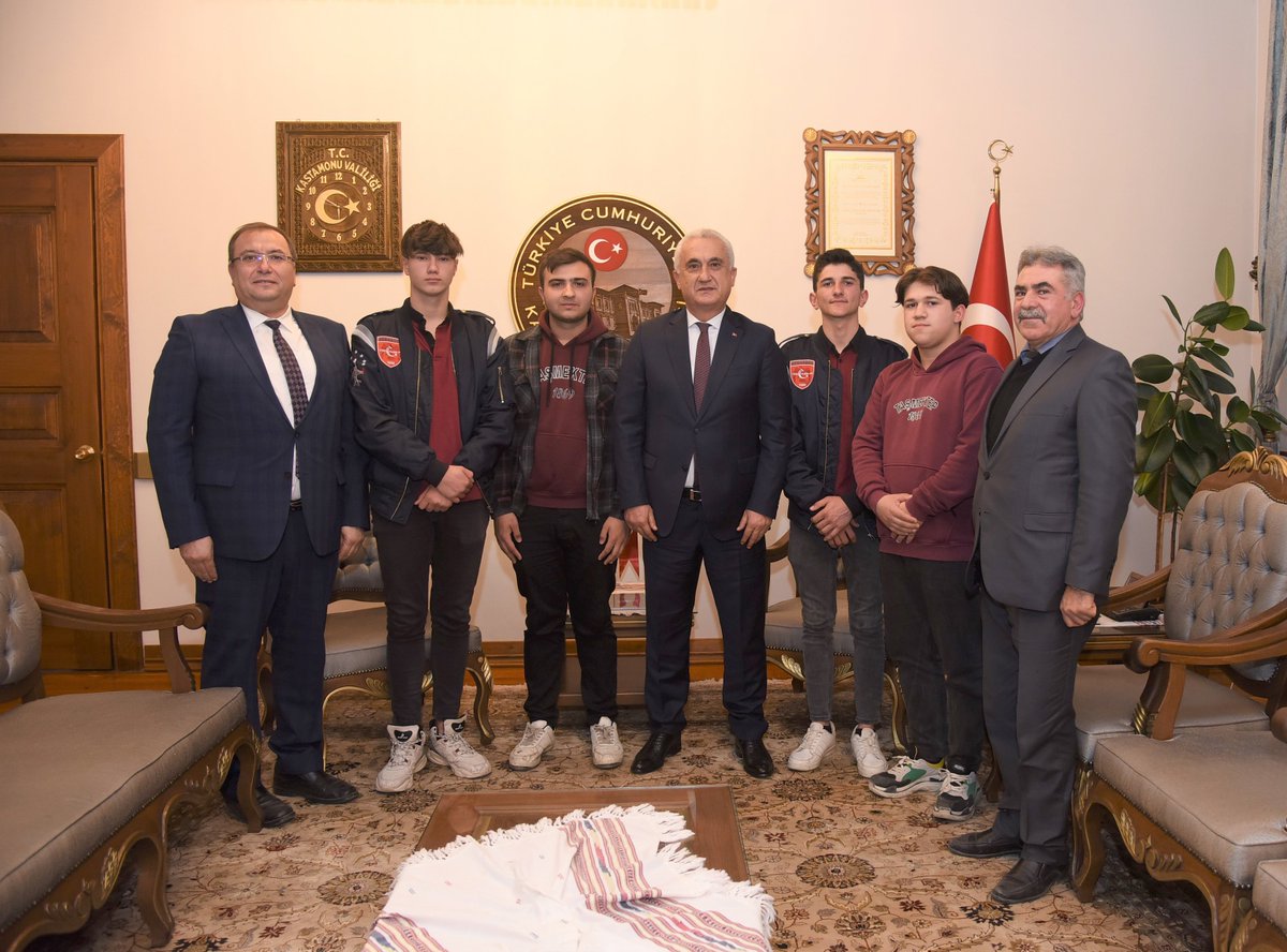 📌8-12 Mart 2023 tarihlerinde  Teknofest Kocaeli Gebze'de düzenlenecek olan elektrikli araç yarışmasına hazırlanan Kastamonu Taşmektep M.T.A.L öğrencileri Valimiz Sn <a href="/Valiavnicakir/">Avni Çakır</a>'ı ziyaret ettiler. 
Vali Çakır,öğrencilerimiz ile projeleri hakkında sohbet ederek başarılar diledi