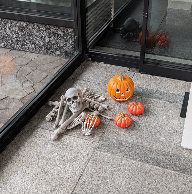 エントラスにあったハロウィンの飾り付けが実に味わい深かった…入場前からすでにおもしろい… 