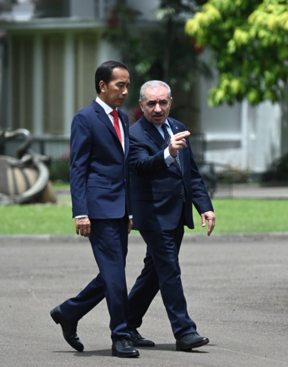 Pak Jokowi sm siapa ya...? 🤔