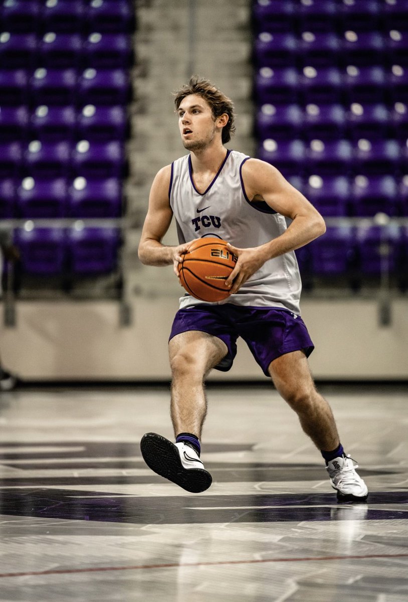 Freshman On Campus 📚🏀

<a href="/Mtniemann4/">Michael Niemann</a> ⚪️🟣

“The biggest difference between college and high school would definitely be the pace of the game and how busy my schedule has become. It really is a grind.”