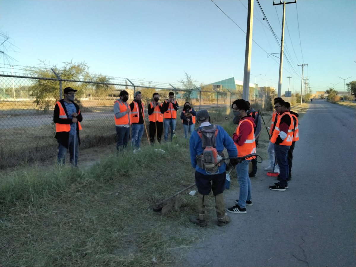 UTTorreon's tweet photo. Arrancó el programa UTT Buen Vecino, con la limpieza del sector oriente de nuestra institución, que colinda con la colonia Villas Universidad.

El programa cuenta con la participación de 65 estudiantes de los programas educativos de nuestra Universidad Tecnológica de Torreón. https://t.co/6qYxmnzL7P