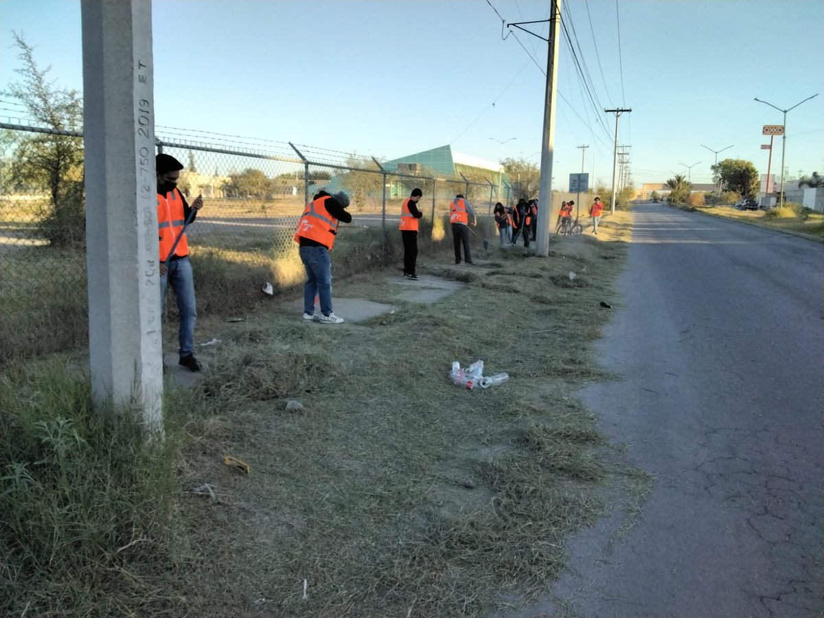 UTTorreon's tweet photo. Arrancó el programa UTT Buen Vecino, con la limpieza del sector oriente de nuestra institución, que colinda con la colonia Villas Universidad.

El programa cuenta con la participación de 65 estudiantes de los programas educativos de nuestra Universidad Tecnológica de Torreón. https://t.co/6qYxmnzL7P