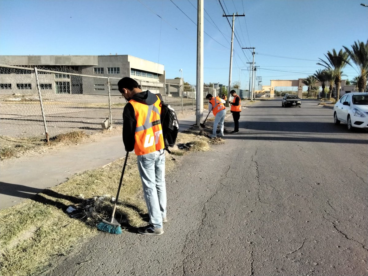 UTTorreon's tweet photo. Arrancó el programa UTT Buen Vecino, con la limpieza del sector oriente de nuestra institución, que colinda con la colonia Villas Universidad.

El programa cuenta con la participación de 65 estudiantes de los programas educativos de nuestra Universidad Tecnológica de Torreón. https://t.co/6qYxmnzL7P