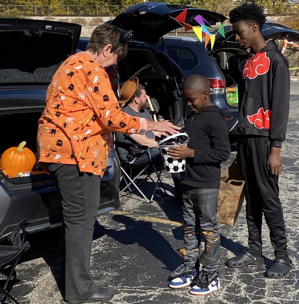 MaryvilleAcadem's tweet photo. Our #Maryville #CrisisNursery held its annual #Trunkortreat last Sat. at the Tolton Ctr in the #Austine neighborhood of #Chicago. Our children &amp; staff had an amazing time! Thank you to our awesome donors like #traderjoes, @JuniorLeague &amp; Sal of Duka Painting for their generosity! https://t.co/7OYQpbqdRb