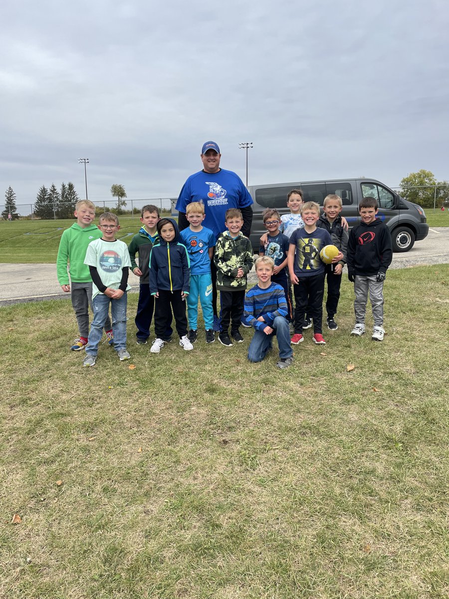 ParkviewSD's tweet photo. Last week's amazing weather called for some football at recess with our Viking Football head coach!
Our Elementary #ParkviewCrew love when Coach Flister stops by to play! 🏈 https://t.co/DZU5ScuLnW