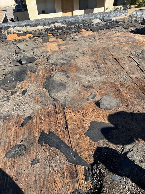 RickCourvilleNM's tweet image. Casa Alvarado Apartments 

Three layers of old roofing. Old decking so thin &amp;amp; water damaged that the guys were having to be very careful not to step through it. New OSB sheathing going in and the foam taper system is next!

#roofers #roofproblems #flatroofs #roofing experts