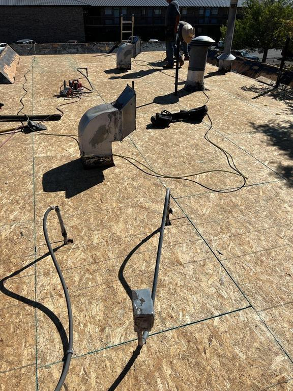 RickCourvilleNM's tweet image. Casa Alvarado Apartments 

Three layers of old roofing. Old decking so thin &amp;amp; water damaged that the guys were having to be very careful not to step through it. New OSB sheathing going in and the foam taper system is next!

#roofers #roofproblems #flatroofs #roofing experts