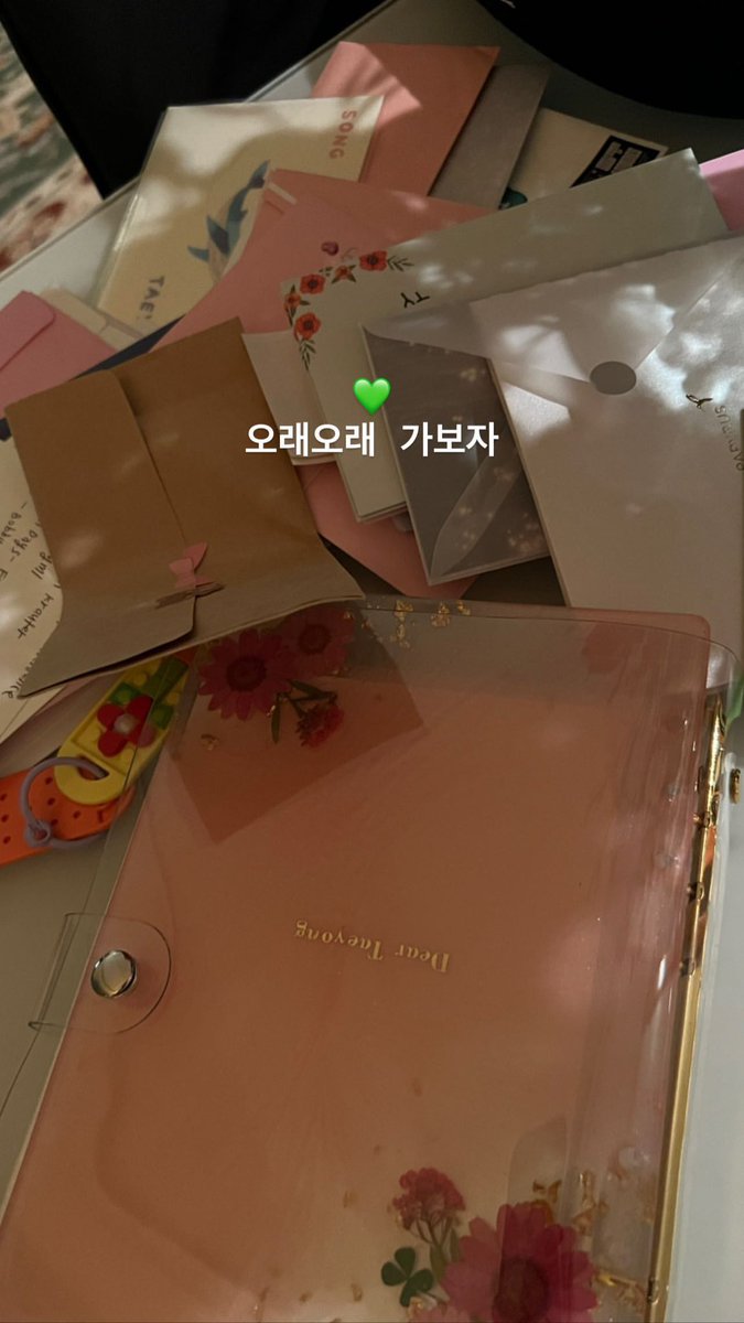 bemybbu's tweet photo. ตีหนึ่งเกาหลีพี่แทยงนั่งอ่านจดหมายจากแฟนคลับผู้ชายคนนี้😭💗 https://t.co/azmX8xh614