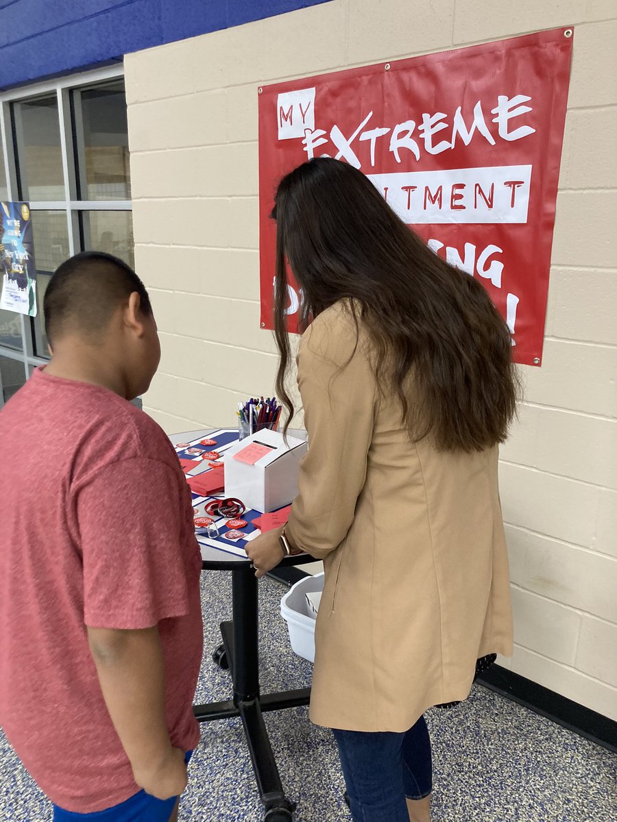 chguidance's tweet photo. Kicking off Red Ribbon Week at Middle School and High School with Dress Up vs Dress Down day and a lunch table. Why do you choose to be drug free? https://t.co/NyYgHvDTtX