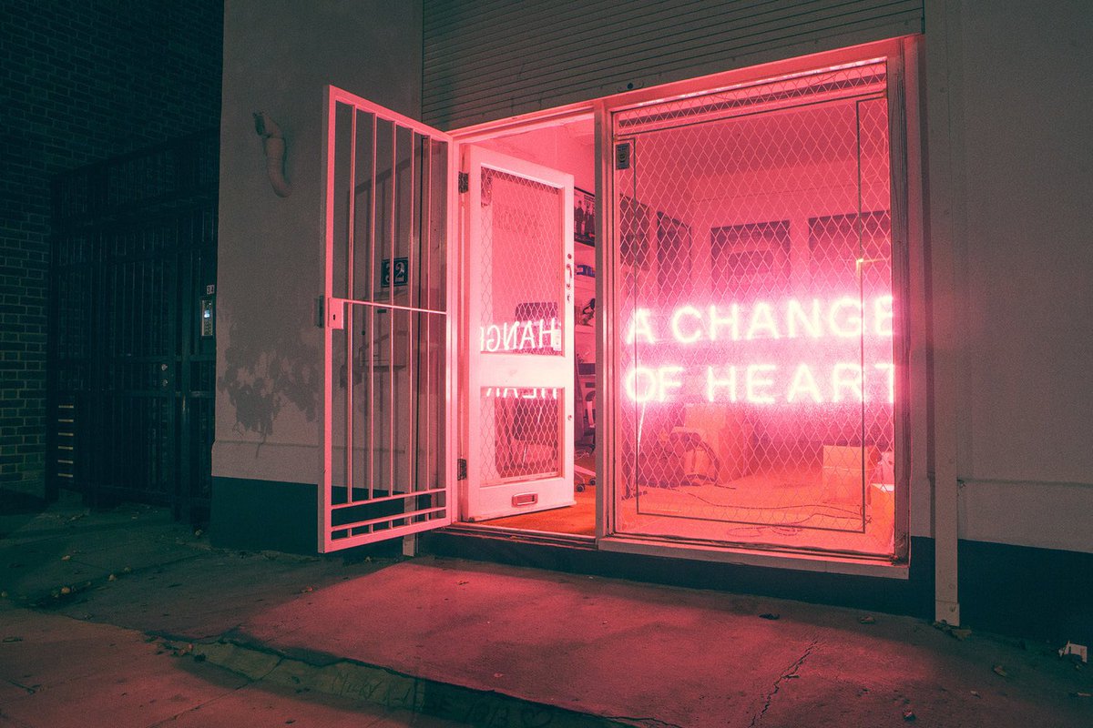 robb8rs's tweet photo. the 1975’s promo pics for i like it when you sleep still go incredibly hard https://t.co/IYS4UoaMzj