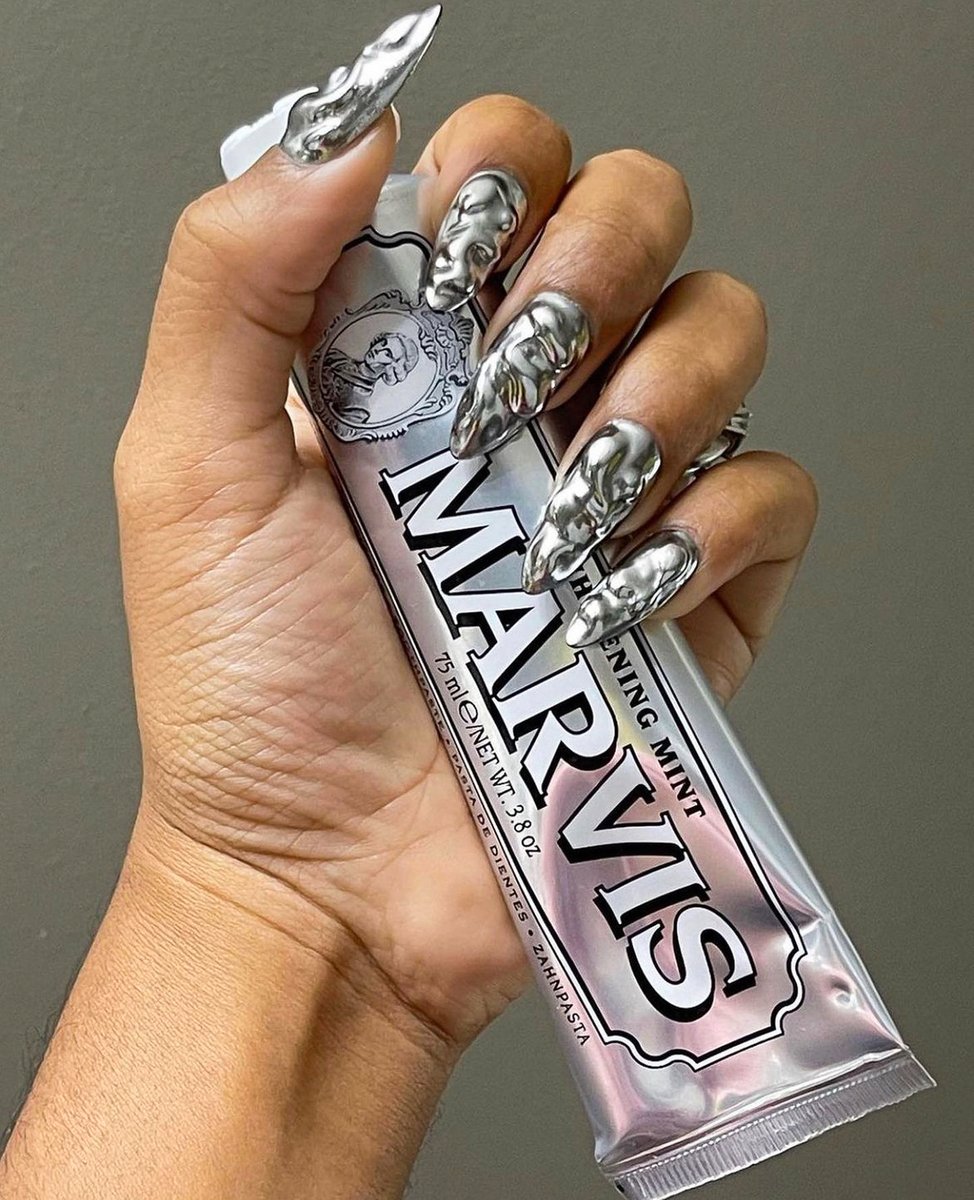 Chrome nails are our new favorite thanks to <a href="/victoriouslogan/">VICKYLOGAN</a> and @termineyda