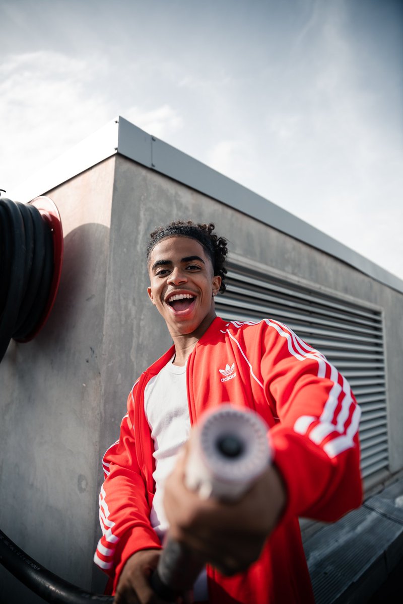 Benjaminrld_'s tweet photo. @adidasFR bon ne regardez pas la paire ça va vous piquer les yeux mais restez concentré sur le tenue ! Hâte de travailler avec vous un jour 😉

Ps: je suis le photographe pas le modèle bg https://t.co/FRz8Z6JltF