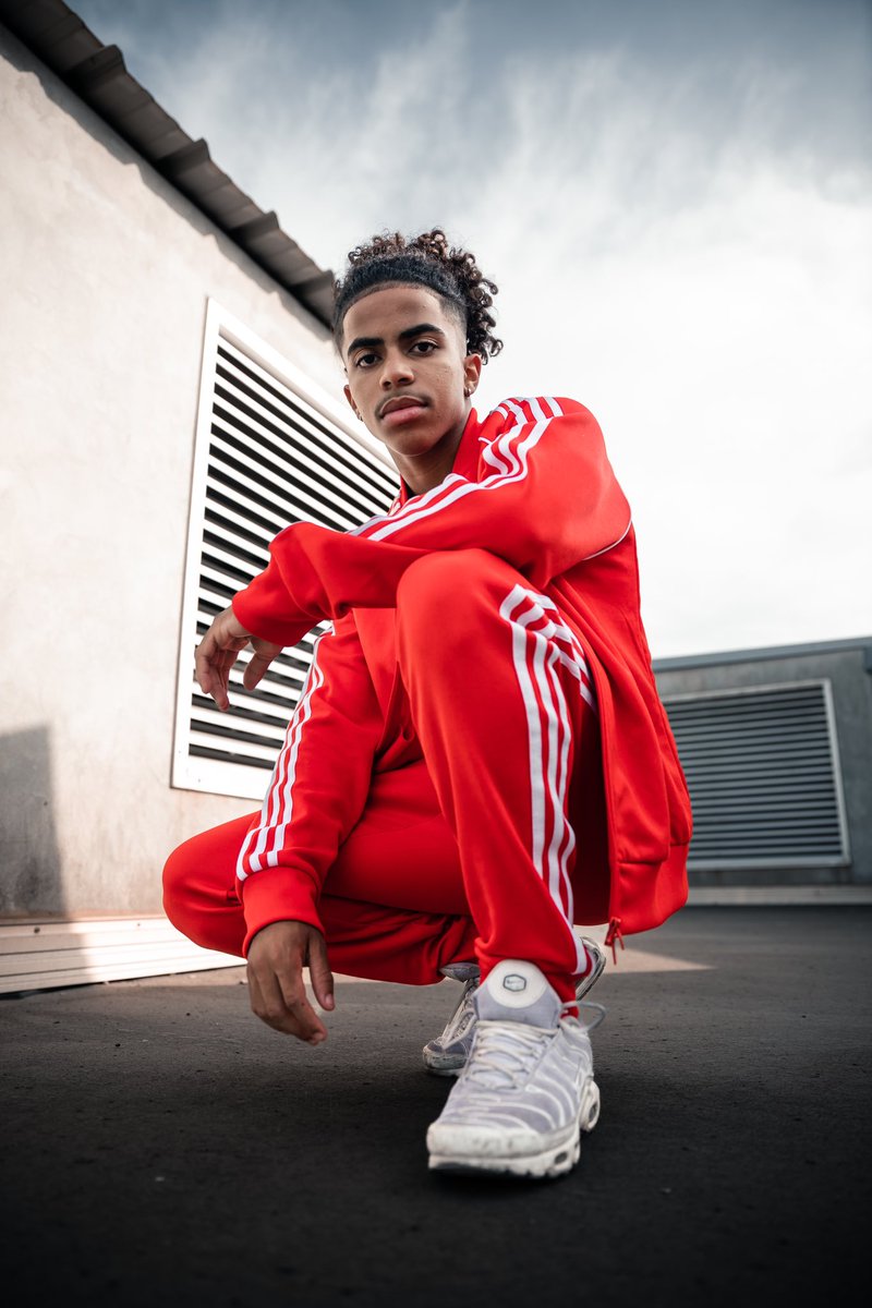 Benjaminrld_'s tweet photo. @adidasFR bon ne regardez pas la paire ça va vous piquer les yeux mais restez concentré sur le tenue ! Hâte de travailler avec vous un jour 😉

Ps: je suis le photographe pas le modèle bg https://t.co/FRz8Z6JltF