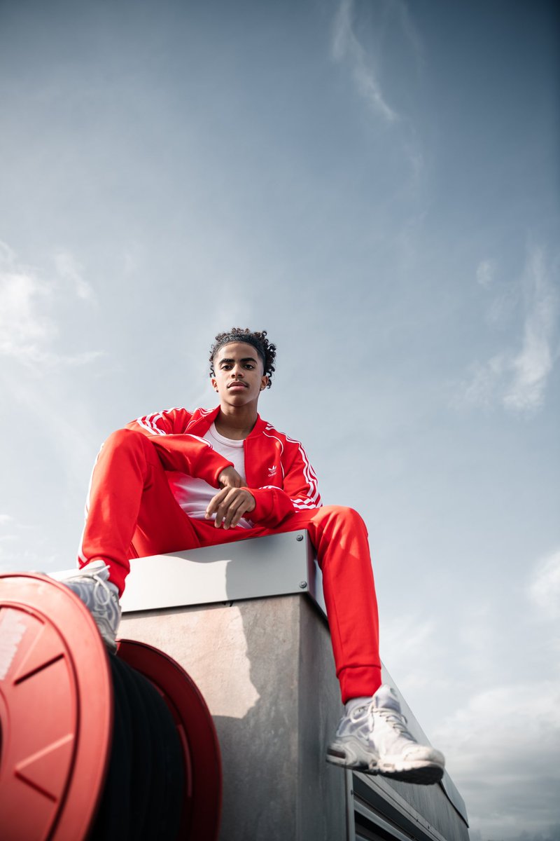 Benjaminrld_'s tweet photo. @adidasFR bon ne regardez pas la paire ça va vous piquer les yeux mais restez concentré sur le tenue ! Hâte de travailler avec vous un jour 😉

Ps: je suis le photographe pas le modèle bg https://t.co/FRz8Z6JltF