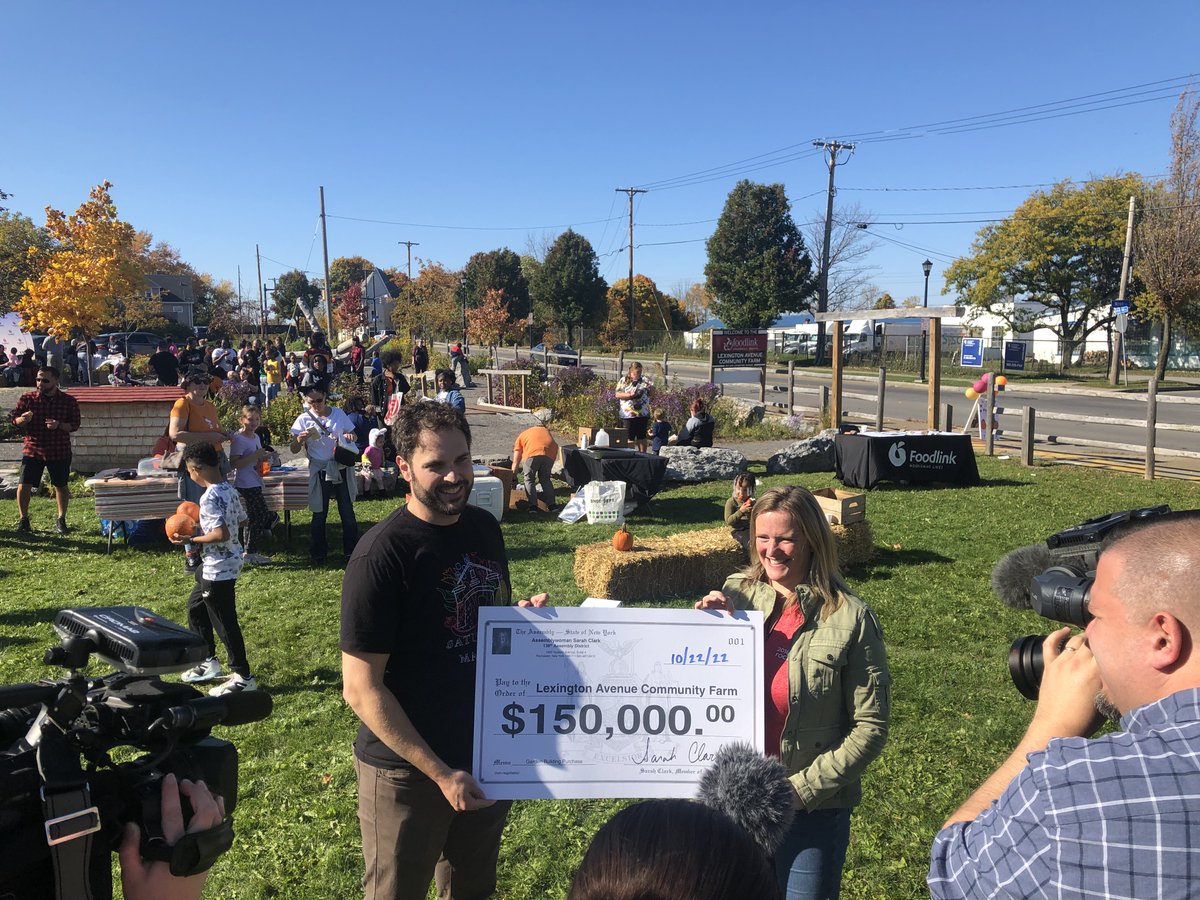 FoodlinkNY's tweet photo. We wish we could fall back to this weekend, and enjoy the Fall Festival all over again 🍁🎃🍂 
. 
. 
Thank you to everyone who came out to make our first Fall Festival a huge success! We loved seeing the community out having a good time and enjoying the beautiful weather ☀ https://t.co/Xk4JhI8x6m