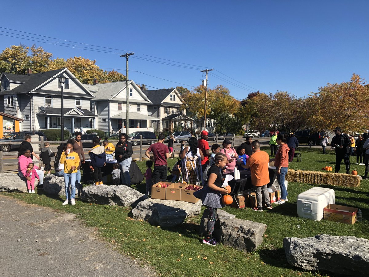 FoodlinkNY's tweet photo. We wish we could fall back to this weekend, and enjoy the Fall Festival all over again 🍁🎃🍂 
. 
. 
Thank you to everyone who came out to make our first Fall Festival a huge success! We loved seeing the community out having a good time and enjoying the beautiful weather ☀ https://t.co/Xk4JhI8x6m