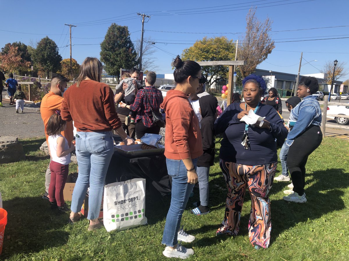 FoodlinkNY's tweet photo. We wish we could fall back to this weekend, and enjoy the Fall Festival all over again 🍁🎃🍂 
. 
. 
Thank you to everyone who came out to make our first Fall Festival a huge success! We loved seeing the community out having a good time and enjoying the beautiful weather ☀ https://t.co/Xk4JhI8x6m