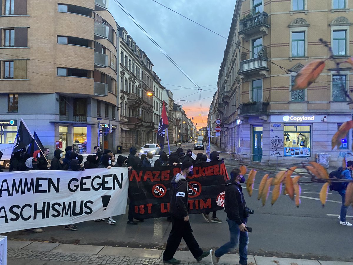 hopedresden's tweet photo. 1800 es geht los! Seid laut. Macht Dresden deutlich, dass die Peggies heut wieder am Montag auf der Straße sind und dass sie gefälligst dazukommen sollen, um dagegen Haltung zu zeigen! #2410 #nopegida #querstellen https://t.co/5hQav9JlGg