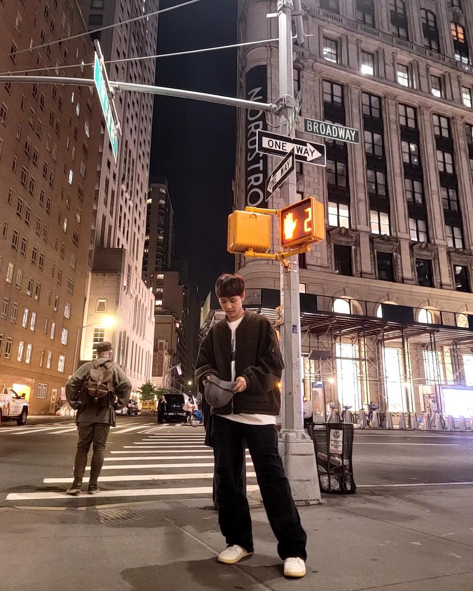 MTI_IG's tweet photo. [221025] mo.on_air post

📍 Broadway Theatre District, NYC

"Trey"

#TAEIL #태일 #NCT태일 
https://t.co/8nXIKJhClm https://t.co/GheAiPJ1Wv