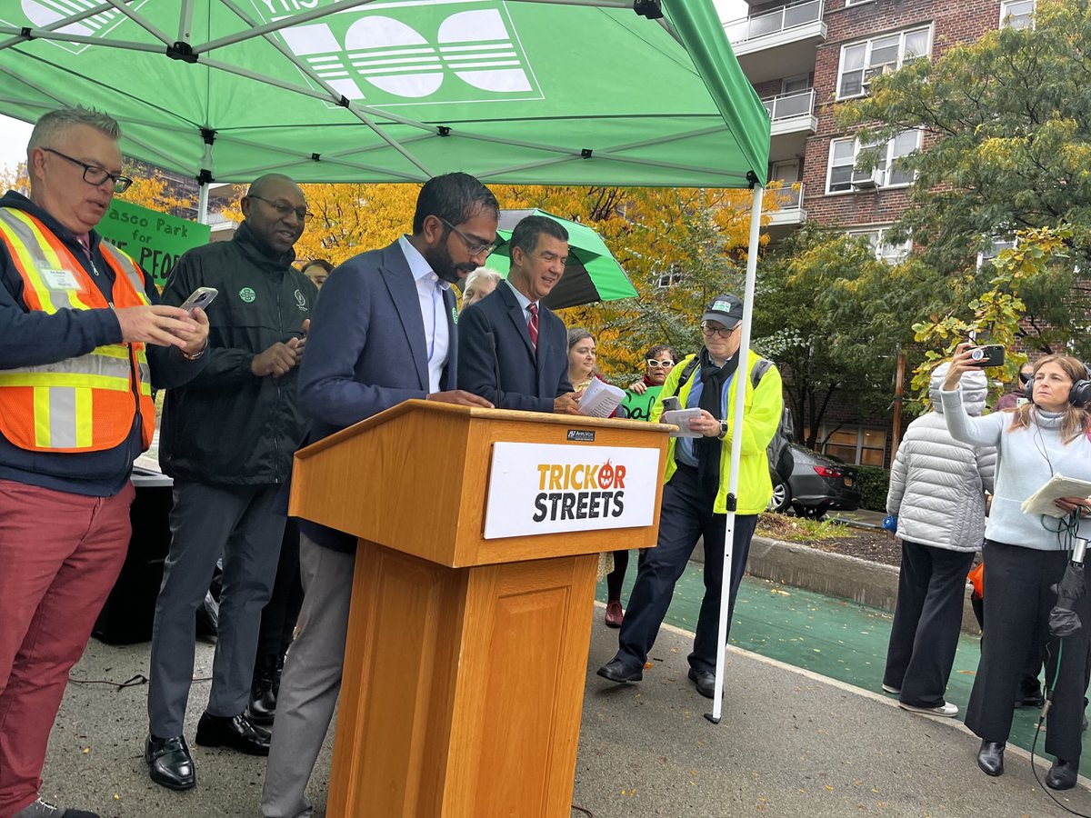 16 neighbors killed by cars in the last 10 yrs in our community, from a 67 yr old senior to a 9 yr old child. Stopping needless deaths starts with safe streets like #34AveOpenStreets. In fact, we’ve seen an astounding 41.7% drop in crashes since it launched 2 years ago.  1/2