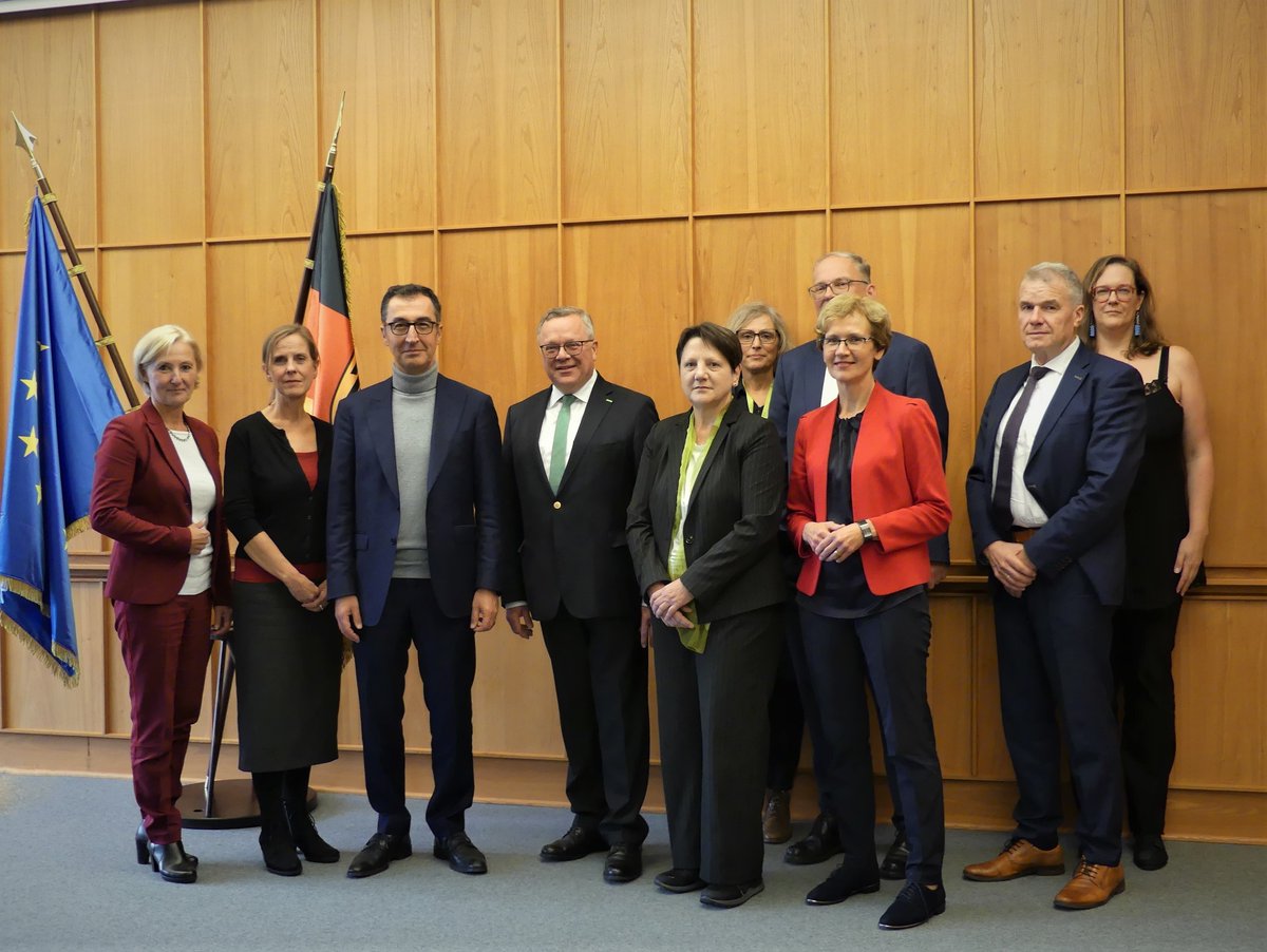 BZL_aktuell's tweet photo. BM @cem_oezdemir besucht heute die Bundesanstalt für Landwirtschaft und Ernährung (BLE) und informiert sich über das breite Aufgaben- und Themenspektrum der #BLE. Diese unterstützt mit ihrer Expertise das @bmel auf vielen Feldern.

Wir bedanken uns für den fruchtvollen Austausch! https://t.co/XnGyH1EuNT